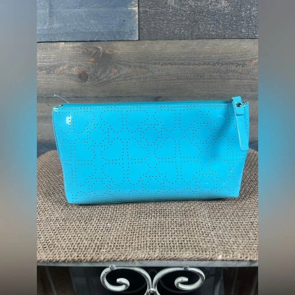 Kate Spade Sparkle cosmetic bag in turquoise patent leather with a 🩵 Pattern